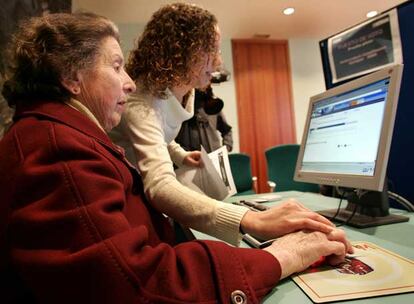 Una prueba de voto electrónico en el Ayuntamiento de Torrent en 2004.