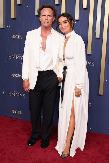 El actor Walton Goggins ('The white lotus'), con 'look' de Louis Vuitton, acompañado de su pareja Nadia Conners, que lució un vestido blanco.