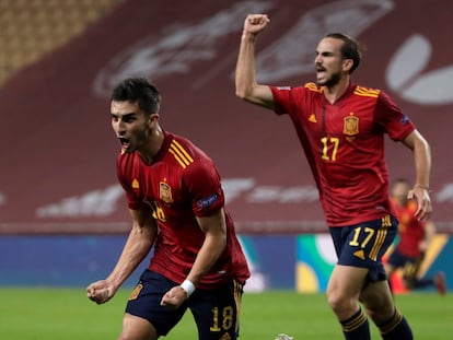 Ferran y Fabián celebran el gol del extremo del City este martes ante Alemania en La Cartuja.