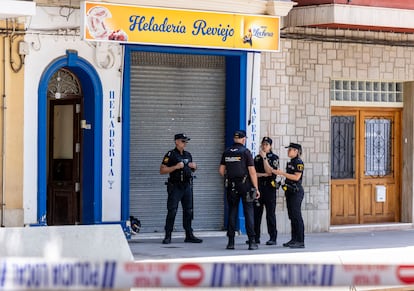 Efectivos de la Policía Nacional a las puertas del inmueble donde este miércoles un hombre de 34 años ha matado presuntamente a su mujer y su hijo de dos años en Algemesí.