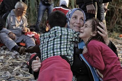 Una mujer consuela a sus hijas momentos después de desembarcar en Lesbos. El 58% de los refugiados llegados a Europa tras cruzar el Mediterráneo son mujeres y niños, indica Acnur.