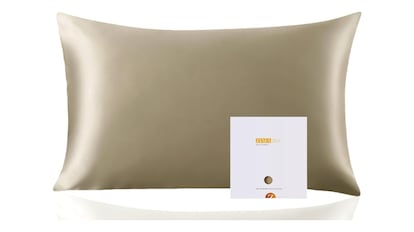 Esta funda de almohada de seda de morera cuida el cabello mientras duermes.