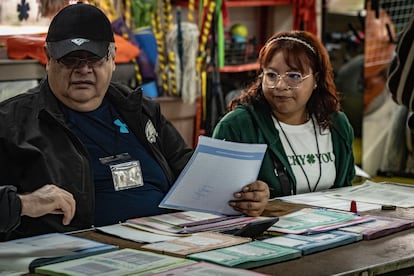 Funcionarios revisan las boletas electorales en Ciudad de México.
