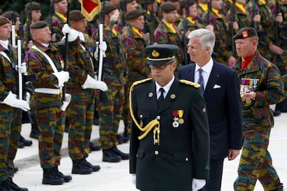 El rey Felipe de Bélgica pasa revista durante la ceremonia conmemorativa del 100 aniversario de la Gran Guerra, en el Cointe Inter-allied Memorial.