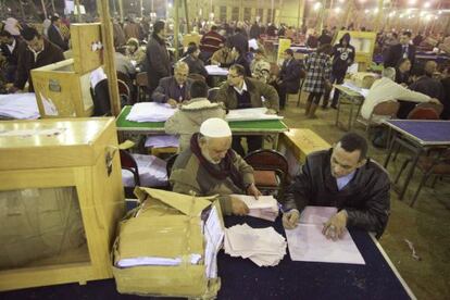 Recuento de votos de las elecciones legislativas en El-Kalubia, a las afueras de El Cairo.