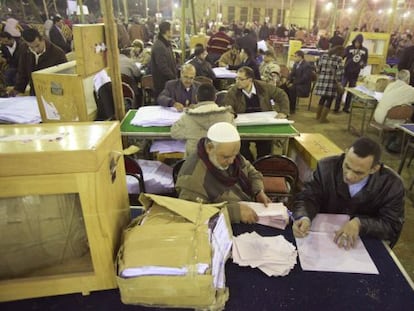 Recuento de votos de las elecciones legislativas en El-Kalubia, a las afueras de El Cairo.