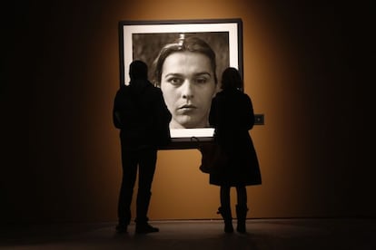 Dos visitantes contemplan 'Francis', de 2007, Una de los retratos de la muestra que puede verse en Tabacalera.