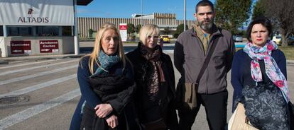 Desde la izquierda, las hermanas Magdalena y Montse Martínez, Pedro Ibarra y Nati Alcalde en la fábrica de Altadis de La Rioja.