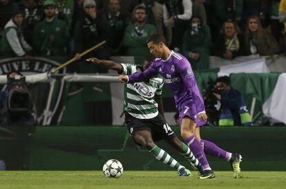 Cristiano Ronaldo intenta pasar de William Carvalho.