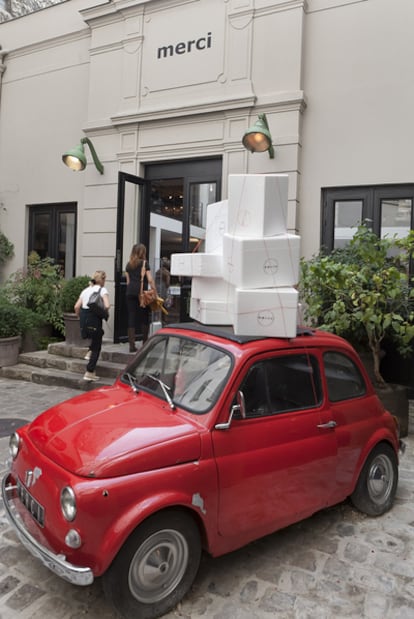 La tienda de moda y diseño Merci, en Le Marais, tiene como mascota un Fiat 500 rojo al que adornan dependiendo de la temporada.