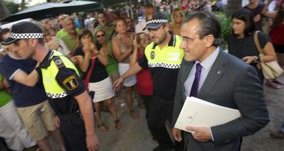 Arturo Torró fue abucheado ayer en la Casa de Cultura de Gandia.