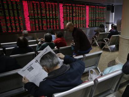 Investidores acompanham a evolução das Bolsas em Pequim.