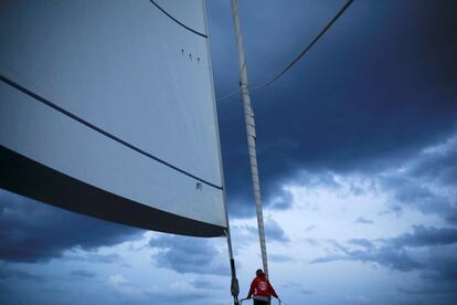 La cocinera del bote de rescate 'Astral', Mariona Hidalgo Rodríguez, en la proa del barco de la ONG 'Open Arms'.