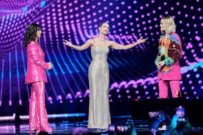 Las presentadoras del festival, desde la izquierda, Hazel Brugger, Michelle Hunziker y Sandra Studer, en el escenario al inicio de la gala.