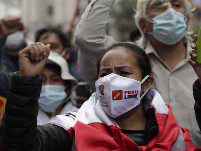 Simpatizantes de Pedro Castillo se manifiestan mientras esperan los resultados de los comicios presidenciales, el pasado lunes, en Lima (Perú).