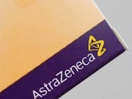 Logotipo de AstraZeneca en una caja de medicamentos.