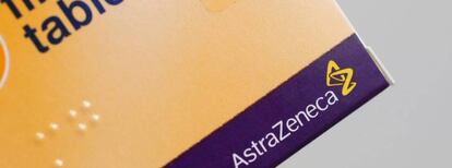  Logotipo de AstraZeneca en una caja de medicamentos.