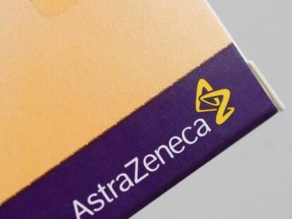  Logotipo de AstraZeneca en una caja de medicamentos.