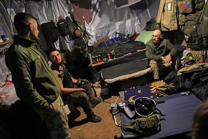 Interior de un búnker donde vive la tripulación de una batería de obús 2S7 Pion soviética de la 43 Brigada del ejército de Ucrania.
