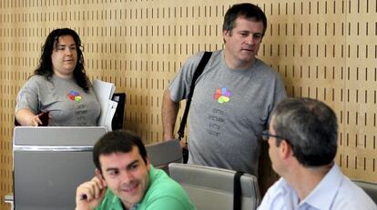 Junteros de Bildu llegan a la comisión de las Juntas Generales con camisetas con el lema 'Aire garbiak bira nazan' ("Que el aire puro me haga girar").    