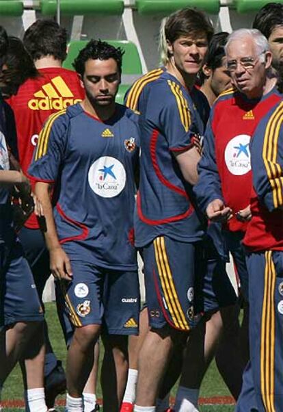 Xavi y Xabi Alonso, junto a Luis Aragonés.