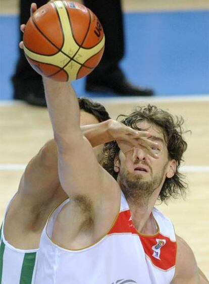 Pau Gasol controla el balón pese a la oposicion de Golemac.