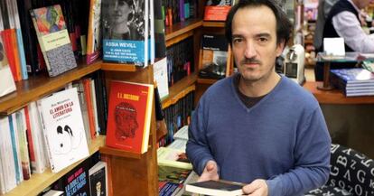 El librero Javier Cámara en su tienda bilbaína.