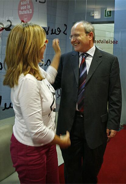 Manuela de Madre y José Montilla, ayer en Barcelona.