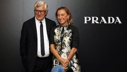 Los Prada

Miuccia Prada, una de las mujeres más poderosas de la industria, se doctoró en Ciencias Políticas antes de decidirse a hacerse cargo de la empresa familiar, una marroquinería fundada por su abuelo Mario Prada en 1913. Ella introdujo el pret-a-porter en la firma en los 80 y sigue ocupándose del diseño de todas las colecciones (también las de Miu Miu). Su marido, Patrizio Bertelli, es el director general de Prada. Un tándem imbatible.