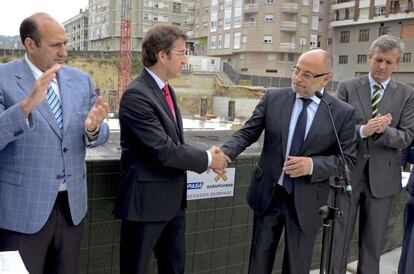 BALTAR BLANCO, AUSENTE. José Manuel Baltar Blanco se ausentó ayer de los actos a los que suele ser habitual por su doble condición de titular de la Diputación y del PP ourensano. Tras conocerse la denuncia en la Fiscalía Anticorrupción sobre supuestas prácticas irregulares de su padre, el sucesor del exbarón no participó en ningún acto público. Ni siquiera acudió a la visita institucional, en la imagen, del presidente de la Xunta y del alcalde de Ourense a las obras del nuevo edificio judicial.