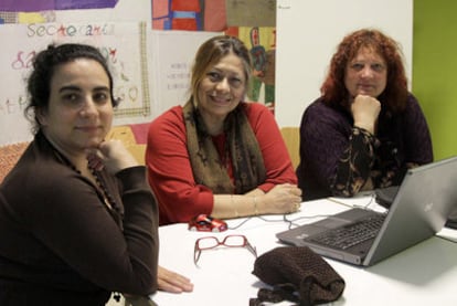 Bianca, Luisi y Susi, tres de las integrantes de la asociación Madres Latinas, en la Casa das Mulleres de Vigo.