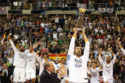 Felipe Reyes levanta la copa de campeón