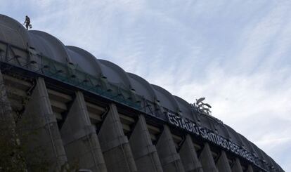 Una persona treballa a l'exterior de la grada del Bernabéu.