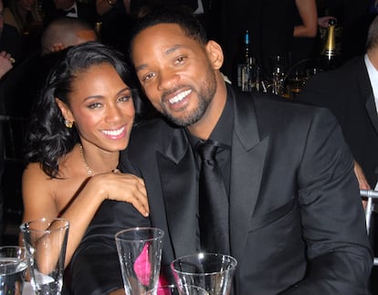 Will Smith y Jada Pinkett Smith.

Desde que se casaron en 1997 siempre ha habido rumores. En 2011 lanzaron un comunicado cuando corrió el bulo de que habían decidido tomar caminos diferentes (de hecho, por entonces se decía que Jada se veía con Marc Anthony, quien recientemente se había divorciado de Jennifer Lopez). Y en abril de 2013 ella misma acudió a su cuenta de Facebook para compartir lo siguiente: “Will y yo, ambos, podemos hacer lo que queramos porque confiamos el uno en el otro. Esto no significa que tengamos una relación abierta. Esto significa que hemos madurado”. Sea como fuere, dos años más tarde, en una entrevista con Howard Stern, Jada afirmó que “no soy el tipo de mujer que cree que un hombre no se sentirá atraído por otras mujeres. Simplemente no es realista. Solo porque tu hombre se sienta atraído por otra mujer no significa que no te quiera. Y tampoco significa que vaya a actuar en consecuencia”. El culebrón se complicó este pasado junio, cuando el rapero August Alsina confesó que tuvo algo con la esposa del protagonista de El Príncipe de Bel-Air estando ella casada. Para más inri, hasta subrayó que el propio Will le dio su bendición. Jada en un primer momento lo desmintió, pero acabó confirmándolo días después. Conclusión: tuvieron un breve affaire durante el tiempo en el que su matrimonio hacía aguas.