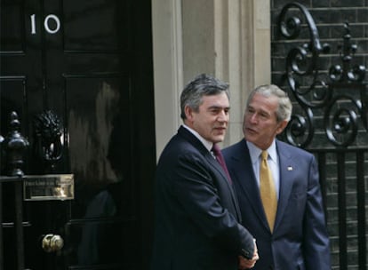 Gordon Brown y George W. Bush, a las puertas de la residencia del 'premier' británico.