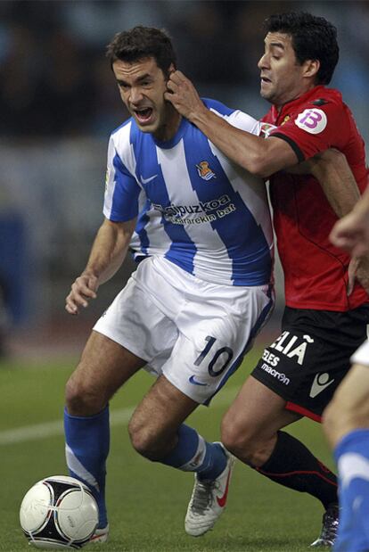 Aranburu lucha un balón ante Álvaro.