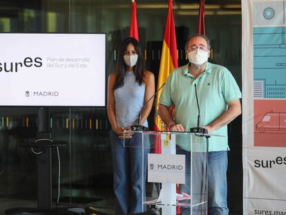 La vicealcaldesa de Madrid, Begoña Villacís, junto junto a Enrique Villalobos, presidente de la FRAVM, en la presentación del Plan SURES.