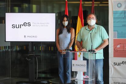 La vicealcaldesa de Madrid, Begoña Villacís, junto junto a Enrique Villalobos, presidente de la FRAVM, en la presentación del Plan SURES.