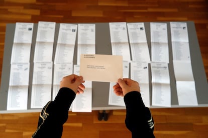 Un joven posa junto a las papeletas para las elecciones generales de 2021.