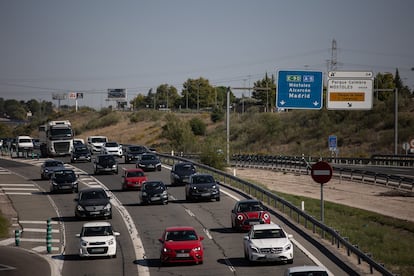 Atasco en la autovía A5, en el inicio del Puente del Pilar, a 11 de octubre de 2023, en Madrid (España). 