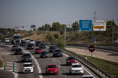 Atasco en la autovía A5, en el inicio del Puente del Pilar, a 11 de octubre de 2023, en Madrid (España). 