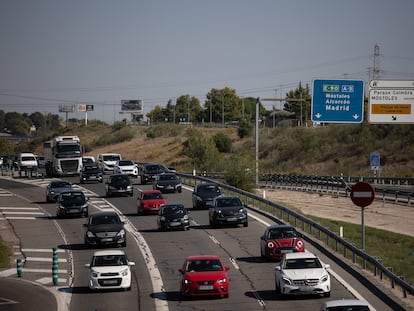 Atasco en la autovía A5, en el inicio del Puente del Pilar, a 11 de octubre de 2023, en Madrid (España).