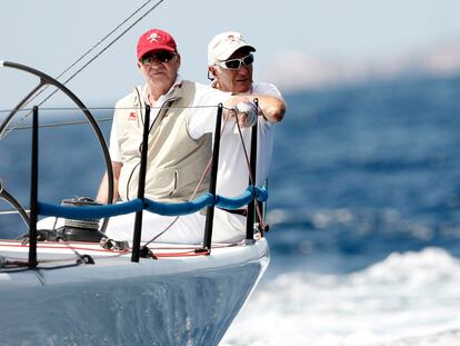 El rey Juan Carlos junto con el armador Josep Cusí, a bordo de la embarcación "Bribón", durante su participación en una edición de Copa del Rey de Vela.