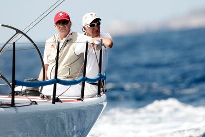 El rey Juan Carlos junto con el armador Josep Cusí, a bordo de la embarcación "Bribón", durante su participación en una edición de Copa del Rey de Vela.