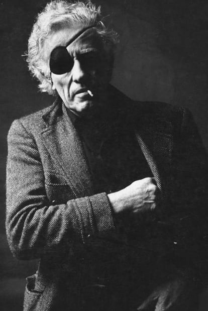 Nicholas Ray, en una foto de los años setenta. A la derecha, manuscrito del guion <i>Bitter victory</i> (1963).