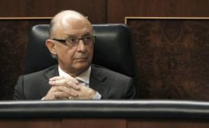 El ministro de Hacienda, Cristóbal Montoro, durante el pleno del Congreso de los Diputados que, entre otros asuntos, ha aprobado hoy definitivamente la ley de apoyo a los emprendedores y su internacionalización, ley que ha sido rechazada por la mayoría de la oposición después de que en el Senado el PP no haya aceptado sus enmiendas.