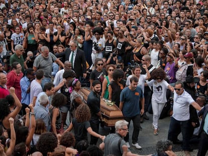 Multidão acompanha chegada dos corpos de Marielle Franco e Anderson Gomes na Câmara do Rio. Caixão da vereadora foi carregado também por Marcelo Freixo (primeiro à dir.) de quem ela foi assessora. 