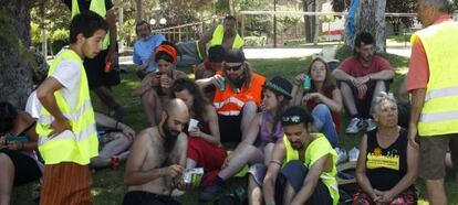 La marcha noroeste de parados descansa en el parque de Colón de Majadahonda.