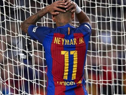 Neymar reacciona a un fallo durante el partido entre el Barcelona y el Málaga.