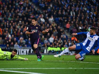 Suárez marca el tercer gol para el Barcelona.